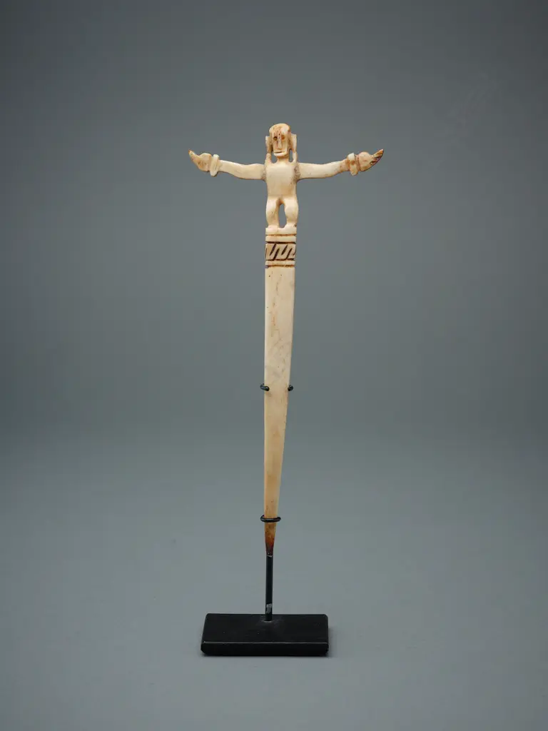 Carved bone pin figure – Tanimbar, Image 1++